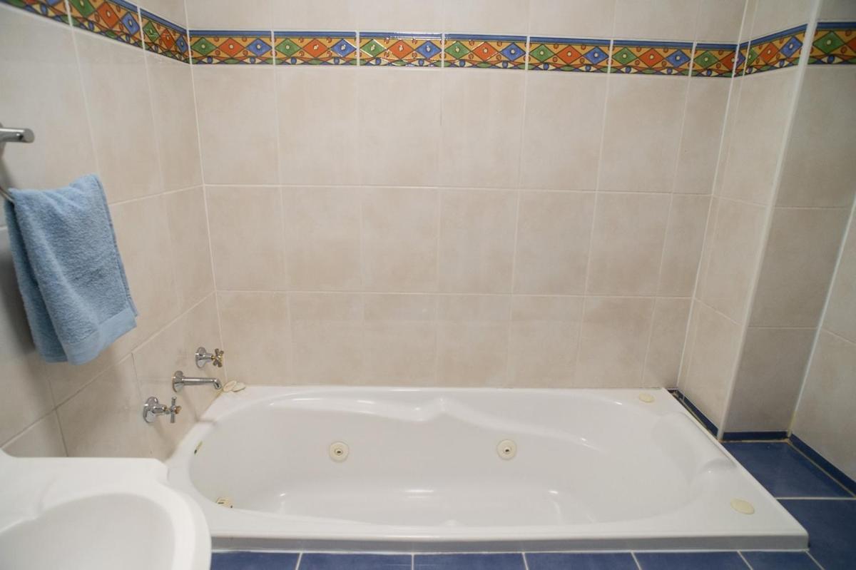 2bedrooms, 2-bath, 1 Garage Apartment